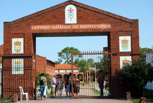 Romería en el  Centro Gallego de Montevideo – asado con cuero