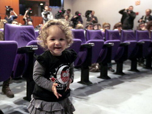 Cirujanos españoles realizan la primera operación de una afección pulmonar mortal en un feto