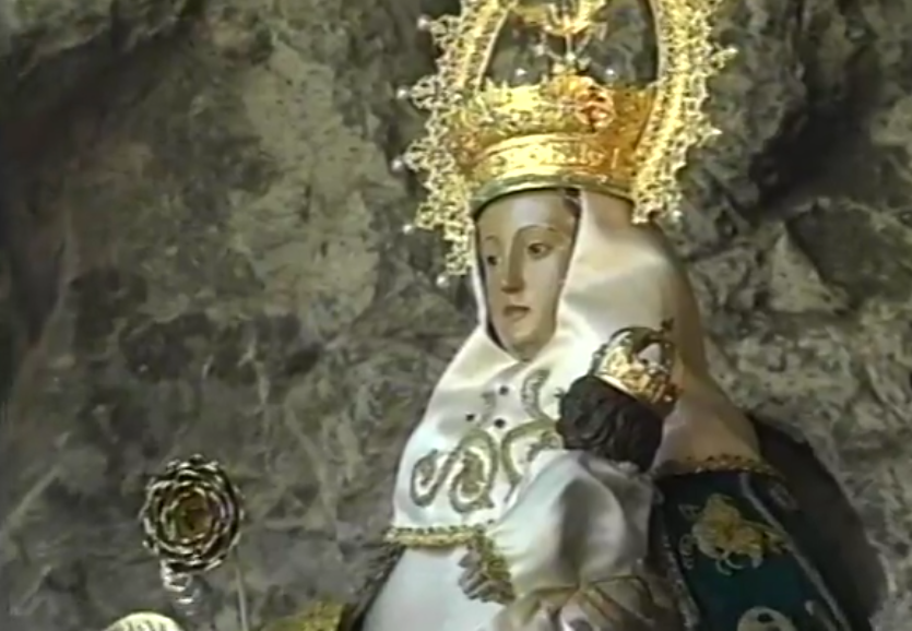 Visita a la cueva santa de la virgen de Covadonga en Asturias