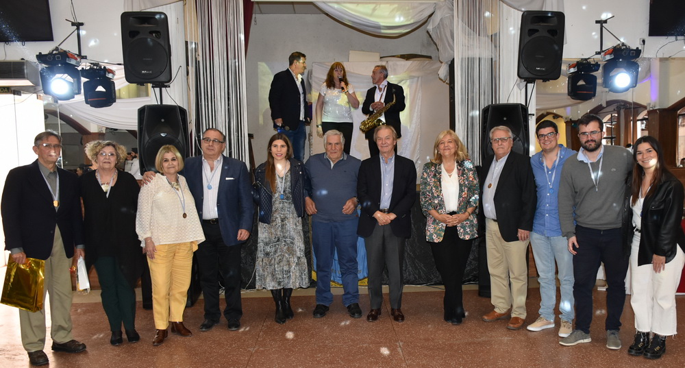 Asturianos de Montevideo reciben medallas de 30 y 50 años de socios de la institución.