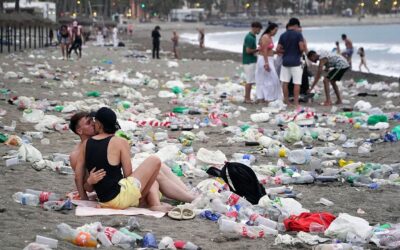Más basura que cenizas en la noche de San Juan: «Esto ya no es una fiesta, es un estercolero urbano»