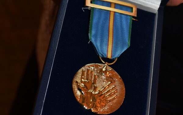 Directora de Ciudadanía Española en el Exterior,  entrega reconocimiento institucional al Club español e Islas Canarias en Montevideo