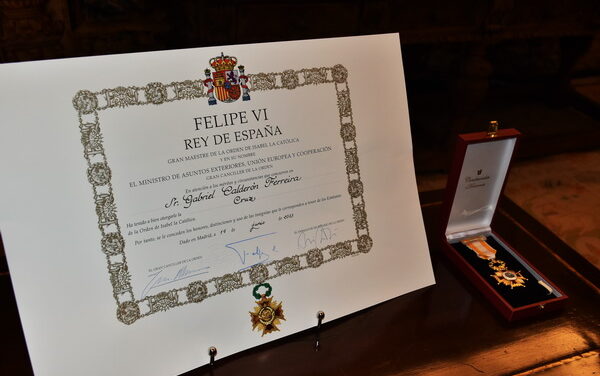 Concesión Cruz de Isabel la Católica a Gabriel Calderón